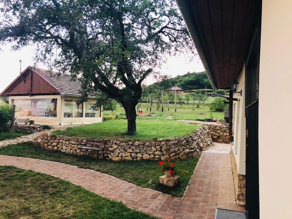 Edenkert Vendeghazak Hotel Pécsvárad Eksteriør billede