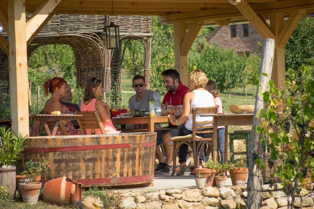 Edenkert Vendeghazak Hotel Pécsvárad Eksteriør billede
